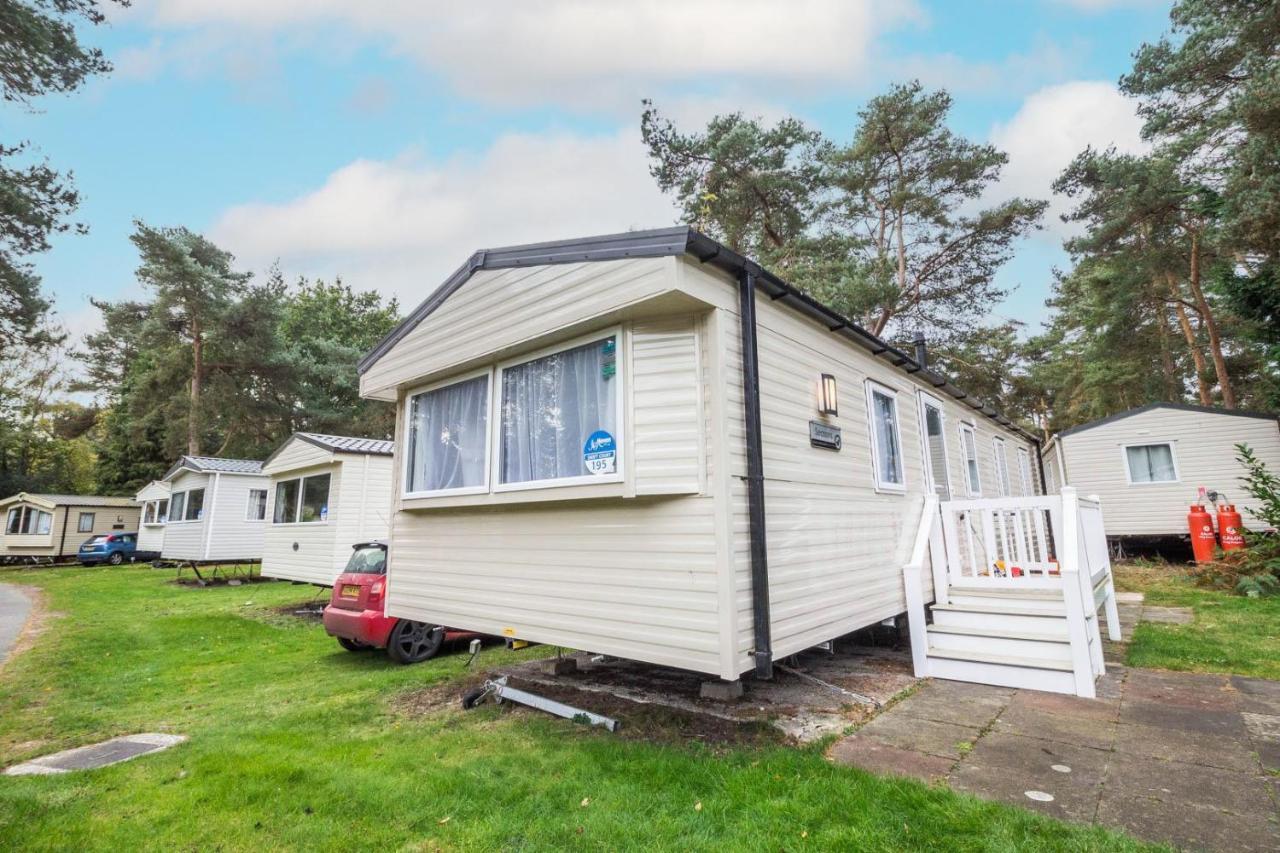 Beautiful 8 Berth Caravan At Wild Duck Haven Park In Norfolk Ref 11195Sc Hotel Great Yarmouth Exterior photo